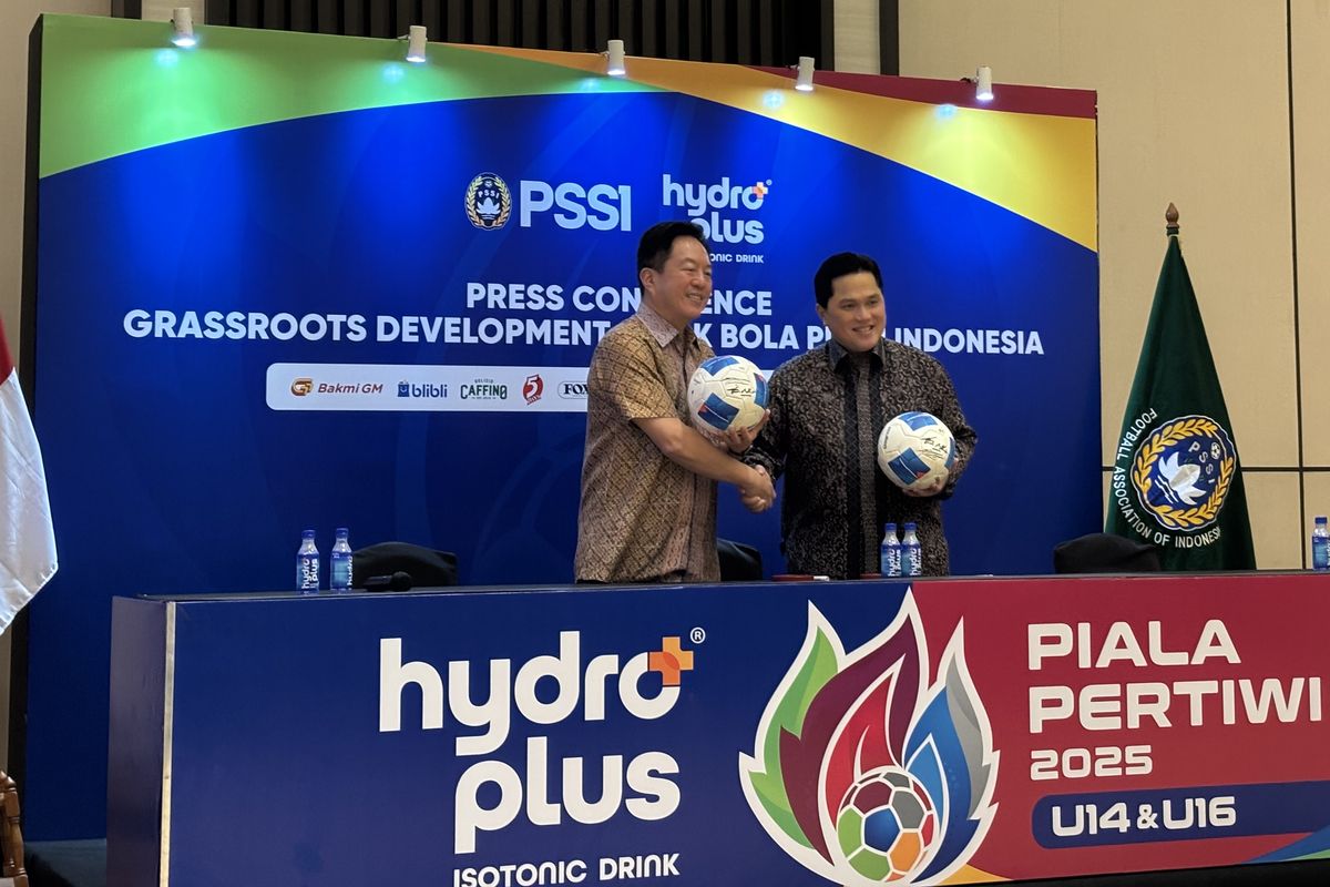 Ketua Umum PSSI, Erick Thohir berpose bersama Victor Hartono (kiri) selaku Presiden Director of Djarum Foundation usai membahas penyelenggaraan Piala Pertiwi U14 dan U16 pada sesi Konferensi Pers Grasroots Development Sepak Bola Putri Indonesia di Menara Danareksa, Selasa (29/4/2025).