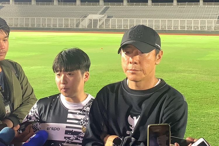 Shin Tae-yong memberikan respons keras mengenai sindiran Vietnam kepada timnas Indonesia di Stadion Madya, Jakarta, pada Senin (18/3/2024).