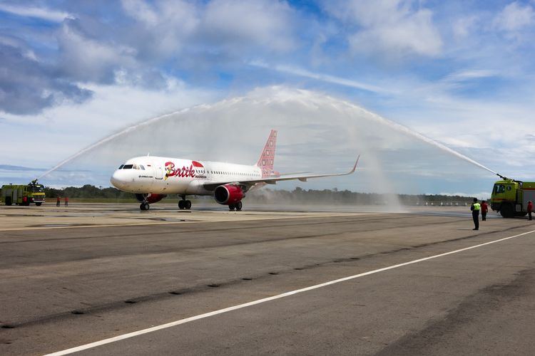 Nampak pesawat Batik Air Jenis Airbus disirami air sebagai tanda menyambut kedatangannya, saat perdana mendarat di Bandara Douw Aturure Nabire, ibu kota Provinsi Papua Tengah, Kamis, (17/7/2025).