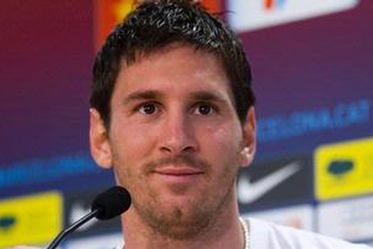 Penyerang Barcelona asal Argentina, Lionel Messi, tiba di Barcelona Sports Center Joan Gamper, di Sant Joan Despi, dekat Barcelona, Rabu (18/7/2012), untuk menghadiri keterangan pers jelang sesi latihan musim baru.