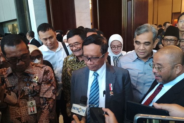 Menkopolhukam RI, Mahfud MD usai kegiatan Forum Diskusi Keberagaman Menjadi Kekuatan Wujudkan Pemilu Bersih di Hotel Pullman, Kota Bandung, Rabu (13/9/2023).