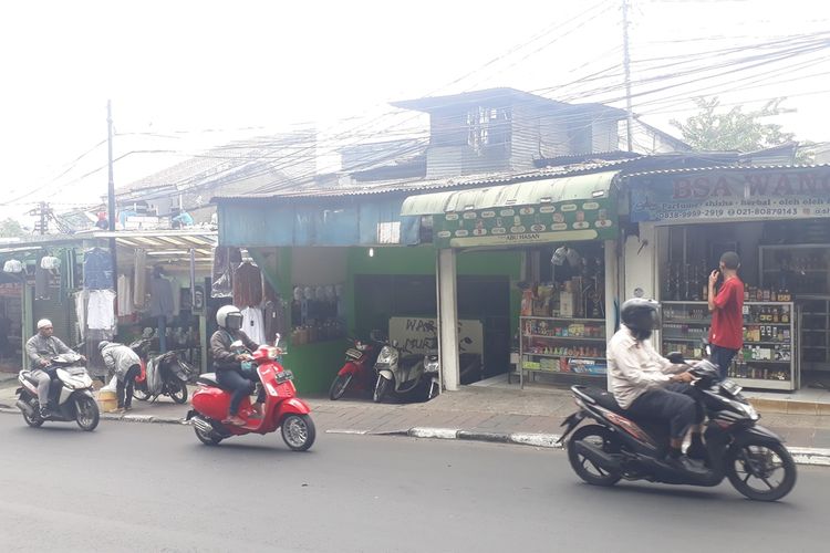 Tampak berjejer rapih toko minyak wangi di Jalan Raya Condet, Jakarta Timur, Rabu (13/11/2019).