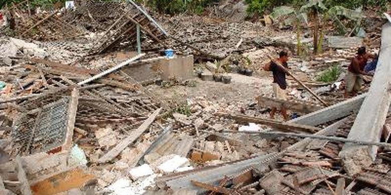 Warga di Dusun Sarap Cilik, Canan, Wedi, Klaten, Jawa Tengah, mencari barang-barang yang bisa diselamatkan dari reruntuhan rumah pada 28 Mei 2006.
