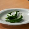 5 Tips Hilangkan Bau Langu Cabai Hijau, Bekal Bikin Sambal Enak