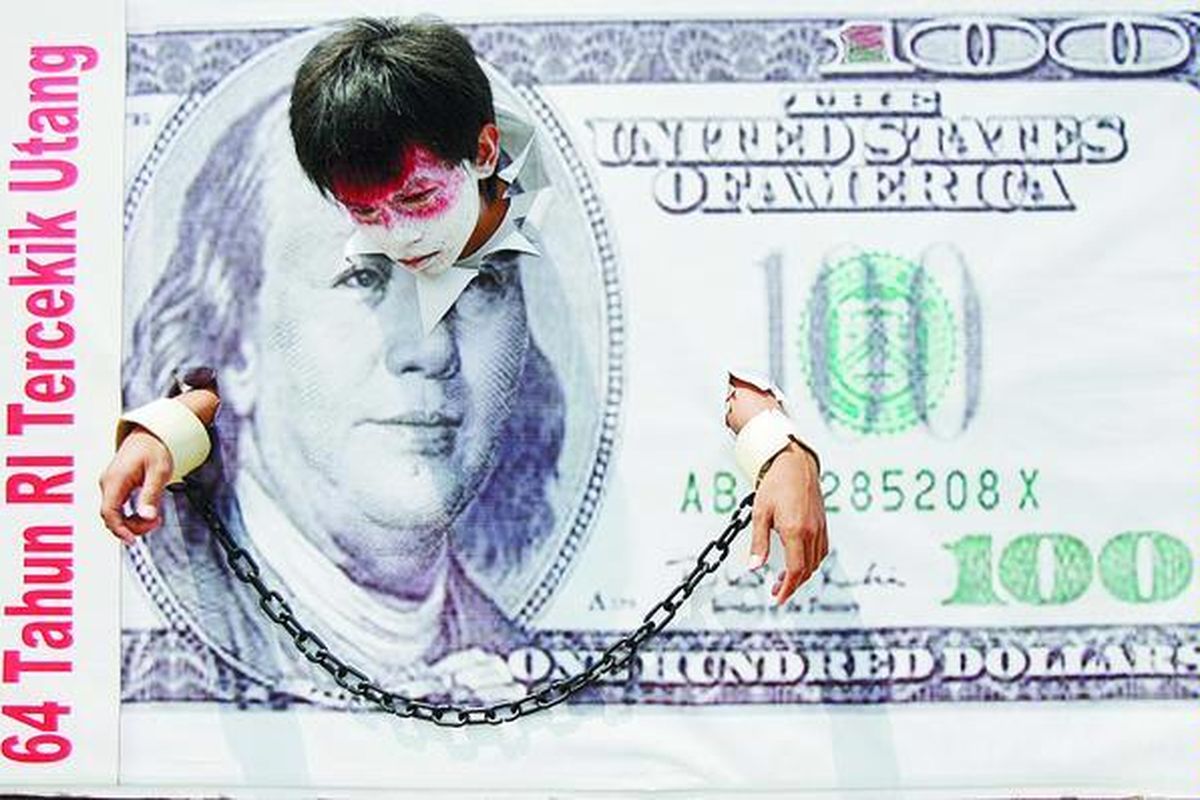 Aktivis yang menamakan diri Koalisi Anti Utang menggelar aksi teatrikal menolak utang luar negeri di Bundaran Hotel Indonesia (HI) di Jakarta.