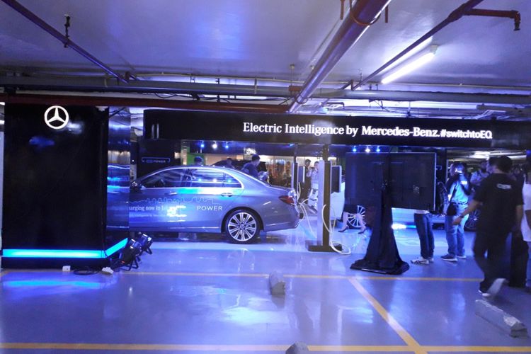 Mercedes-Benz Privilege Parking with EQ Power Charging yang di Plaza Indonesia, Jakarta, tepatnya di area parkir P2. Fasilitas pengisian baterai untuk mobil listrik dan mobil ramah lingkungan tersebut disediakan oleh Mercedes Benz Distribution Indonesia khusus untuk pelanggannya mulai Senin (24/9/2018).