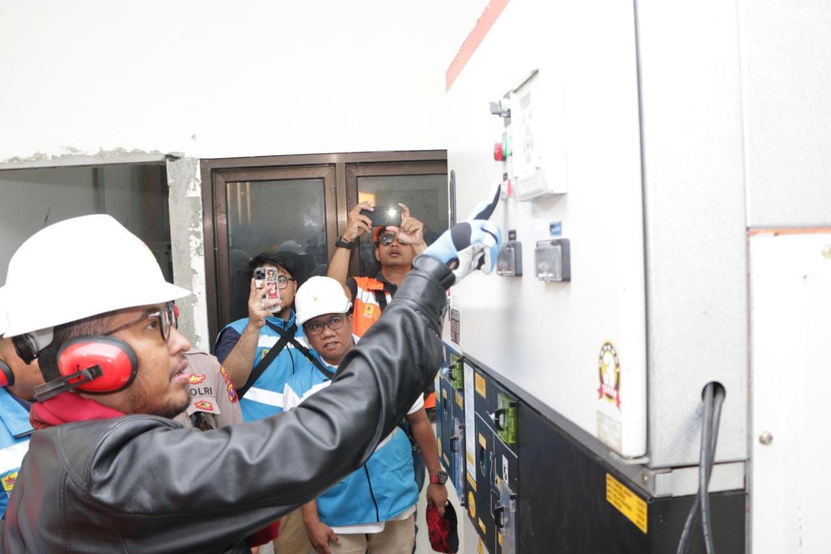 Bupati Sumenep Achmad Fauzi saat melihat langsung PLTD di Kepulauan Sapeken Sumenep. 