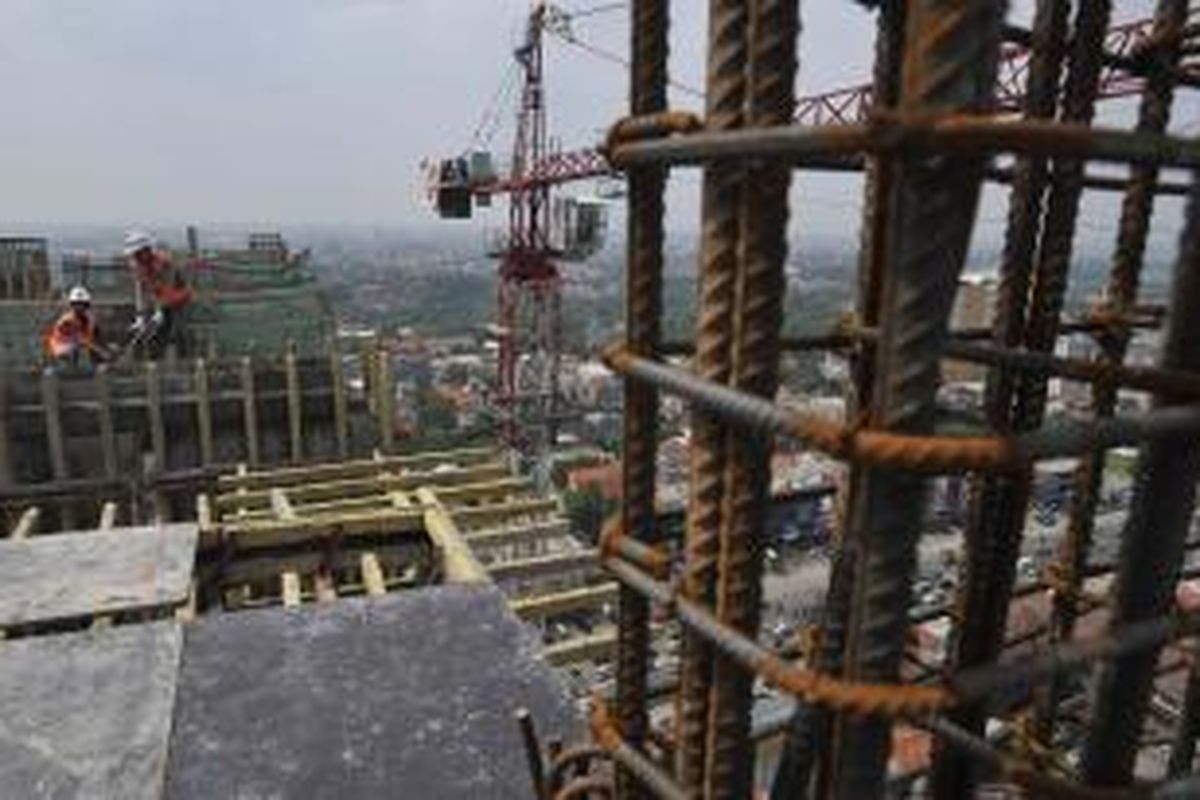 Pekerja menyelesaikan pembangunan proyek perkantoran dan apartemen Taman Melati Margonda yang memasuki tahap tutup atap di Kota Depok, Jawa Barat, Rabu (18/7/2012). Pembangunan apartemen di Depok kini makin menggeliat dengan lokasi mendekati kampus-kampus perguruan tinggi untuk mencari pasar di kalangan mahasiswa.