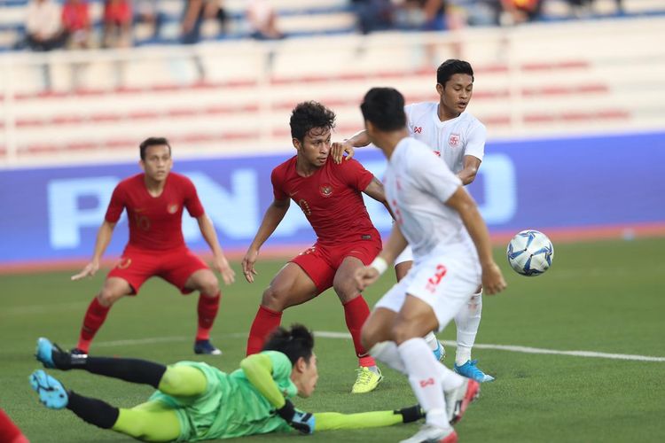 Osvaldo Haay (tengah) pada laga semifinal SEA Games 2019 antara timnas U23 Indonesia vs Myanmar di Stadion Rizal Memorial, Filipina, Sabtu 7 Desember 2019.