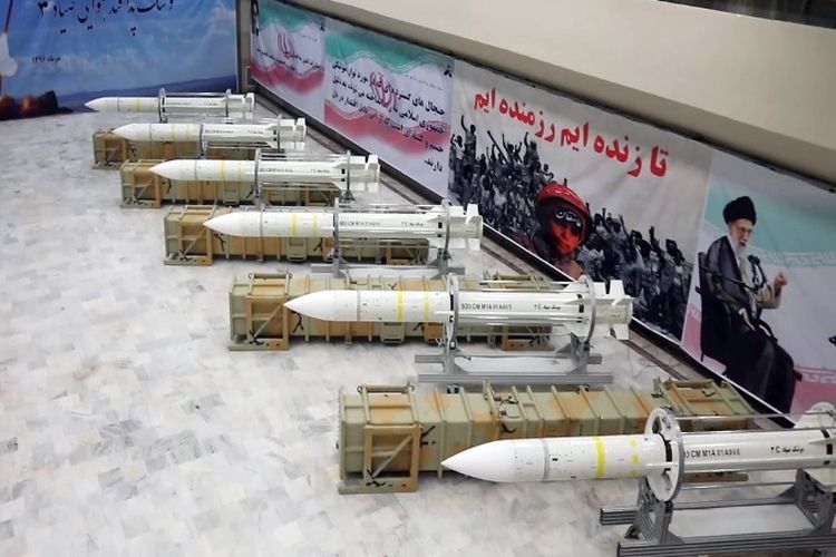 Foto yang dirilis Kementerian Pertahanan Iran pada 22 Juli 2017 menunjukkan deretan rudal pertahanan udara Sayyad-3 milik Iran yang dipamerkan saat peresmian jalur produksinya di lokasi yang dirahasiakan.