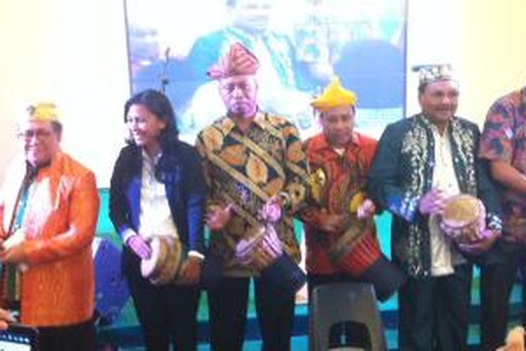 Pemukulan Tifa, alat musik tradisional Maluku Utara oleh Wamenparekraf Sapta Nirwandar pada pembukaan Festival Internasional Kie Raha di Senayan City, Jakarta, Kamis (9/10/2014).