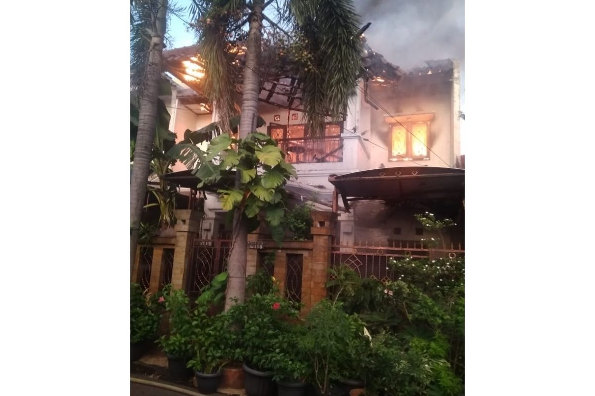 Rumah dua lantai di Jalan Kavling Agraria, Duren Sawit, Jakarta Timur, terbakar, Jumat (21/2/2020).
