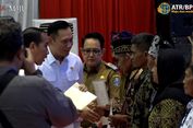 Jokowi Serahkan 10.323 Sertifikat Tanah Elektronik buat Warga Banyuwangi