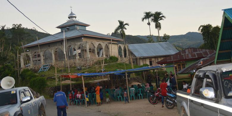 Masjid Fatahilla, Puncak Bukit Kampung Liur, Desa Ranamese, Kecamatan Sambirampas, Kabupaten Manggarai Timur, Flores, Nusa Tenggara Timur, Selasa (24/4/2018).  