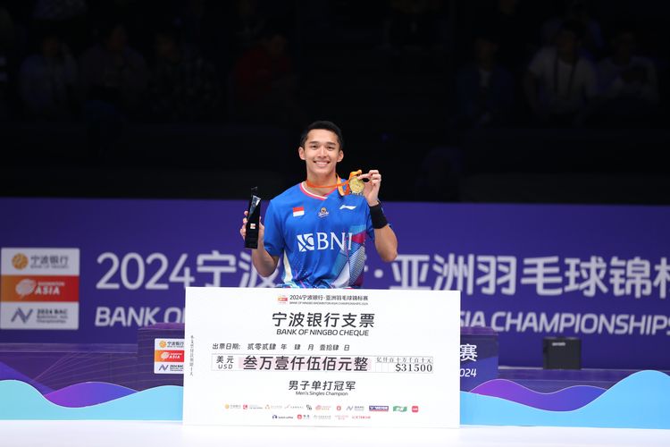 Jonatan Christie memastikan diri menjadi juara Badminton Asia Championships 2024 usai mengalahkan Li Shi Feng dalam laga final di Ningbo Olympic Sports Center Gymnasium, China, pada Minggu (14/4/2024).