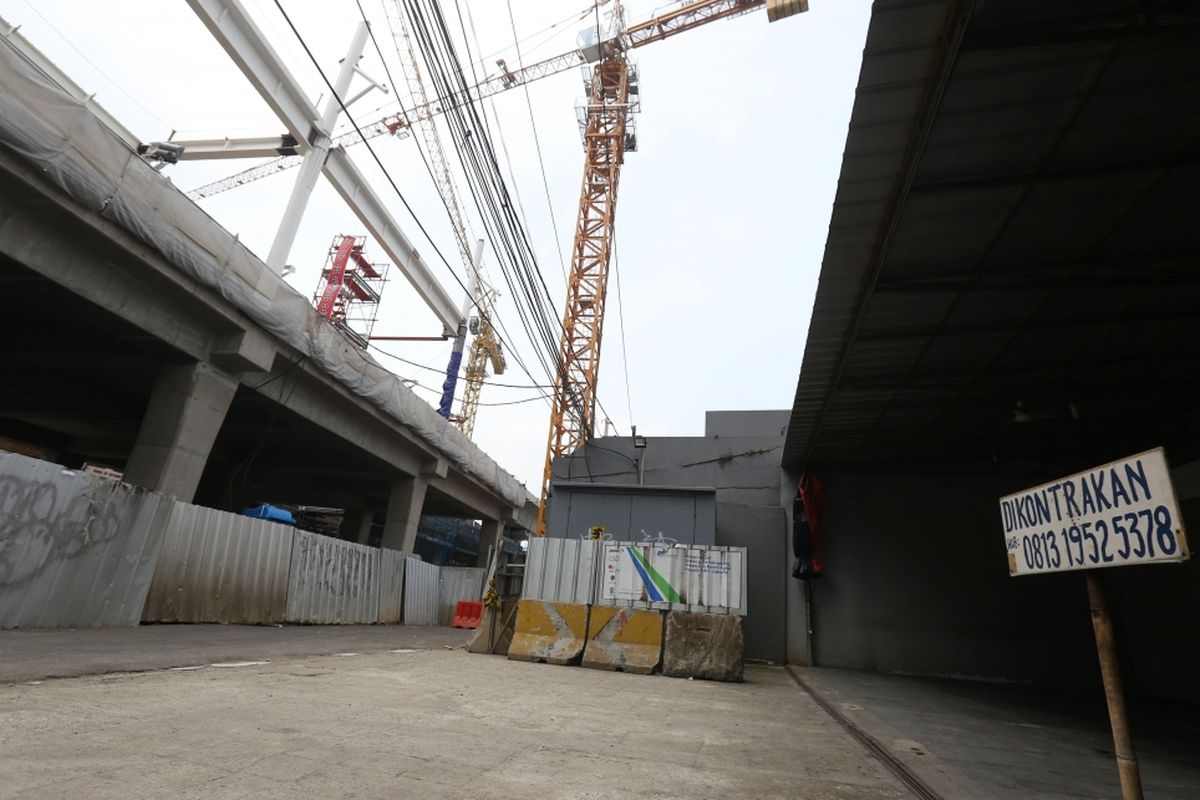 Penyelesaian proyek mass rapid transit (MRT), jalan Fatmawati, Jakarta Selatan, Senin (23/10/2017). 26 lahan di Jalan Fatmawati akan segera dibongkar untuk proyek pembangunan MRT, Proyek ini diperkirakan akan rampung pada tahun 2018.