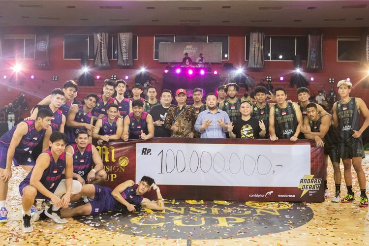 Rans PIK Basketball berhasil mengalahkan West Bandits Combiphar Solo dengan skor 76-55 pada laga amal bertajuk Mansion Cup ?Andara Derby? di GOR Soemantri Brodjonegoro, Jakarta, Minggu (10/7/2022).