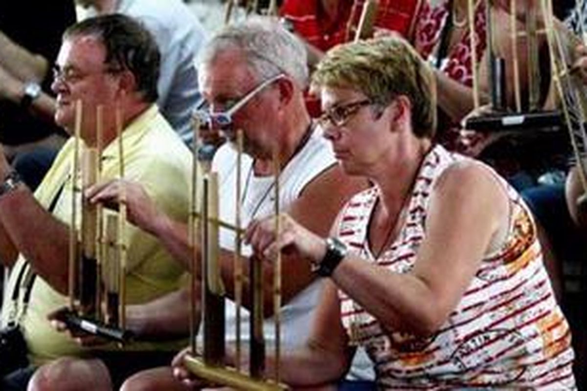 Angklung sebagai alat musik tradisional Jawa Barat memiliki daya tarik bagi para wisatawan asing untuk belajar memainkannya seperti terlihat di Saung Angklung Udjo, Kota Bandung, Jawa Barat, Jumat (9/10/2009).