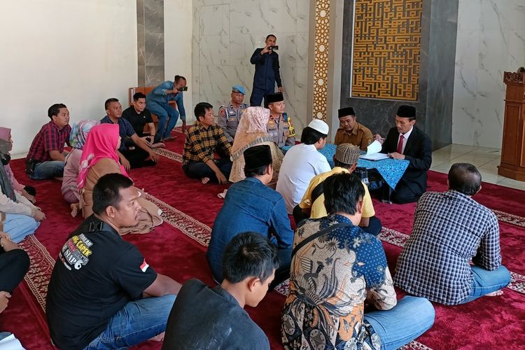 Mempelai pria berinisial A ijab qobul di Masjid Adz-Dzikra Polres Cirebon Kota Selasa (27/2/2024) siang. A menikahi kekasihnya di Polres karena tersandung kasus narkotika.
