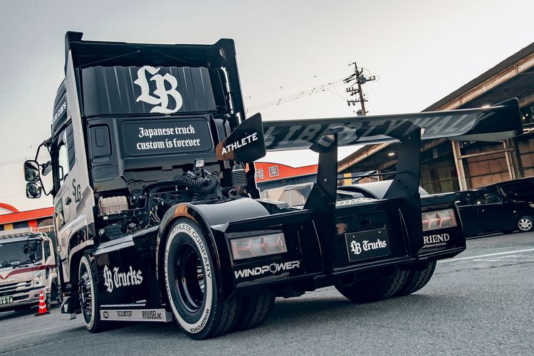 UD Trucks Quon disematkan bodykit dari Liberty Walk (LBWK)