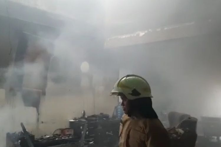 Kebakaran melanda rumah mewah yang berada di Jalan Taman Margasatwa Raya, Kelurahan Jatipadang, Kecamatan Pasar Minggu, Jumat (29/4/2022) siang.