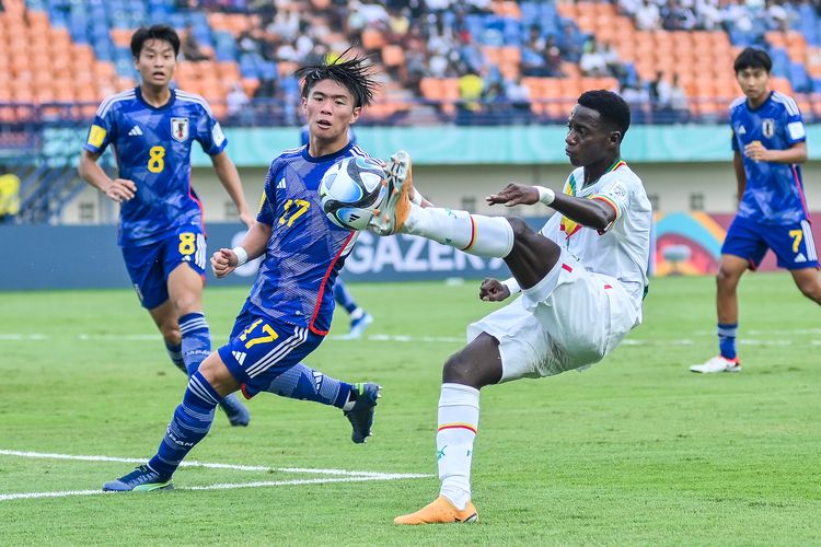 Gelandang Timnas U17 Senegal Saliou Faye menyontek bola di depan gawang yang gagal membuahkan gol dalam matchday ketiga Piala Dunia U17 2023 Indonesia antara Senegal vs Jepang di Stadion Si Jalak Harupat, Soreang, Kabupaten Bandung, Jumat (17/11/2023).