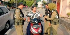 Cara Unik Satpol PP Jawa Tengah Edukasi Pengguna Jalan 