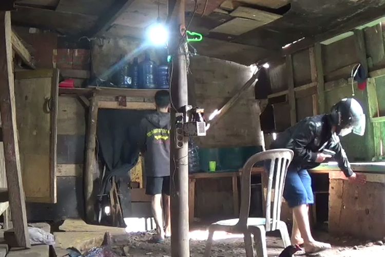 Polisi menggerebek rumah yang menjadi sarang bandar narkoba di Kariangau, Balikpapan