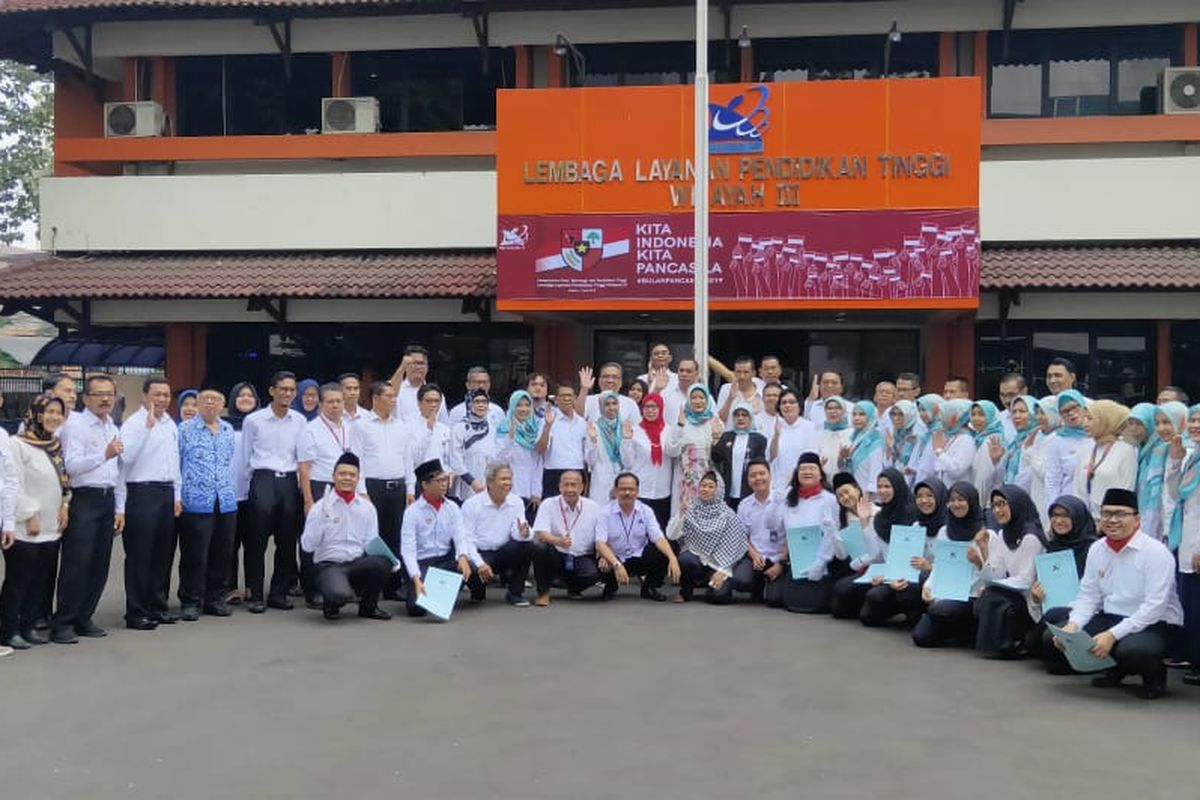 Lembaga Layanan Pendidikan Tinggi (LLDikti) Wilayah III DKI Jakarta menggelar upacara peringatan Hari Lahir Pancasila di Lapangan Kantor LLDIKTI Wilayah III Jakarta, Cawang, Jakarta (1/6/2019).