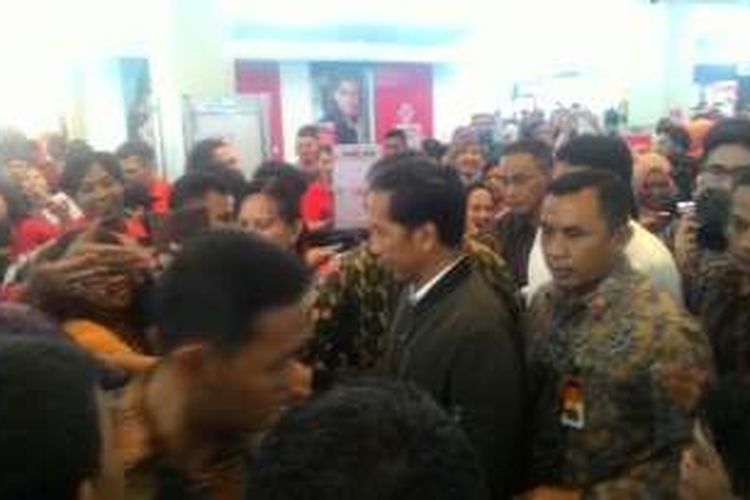 Warga berebutan ingin bersalaman dengan Presiden Joko Widodo saat mendatangi Mega Mall di Manado.