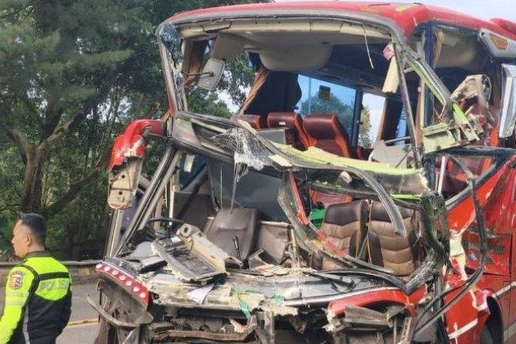 Kondisi bus yang mengalami kecelakaan di Tol Cipularang, Kamis (26/12/2024). Bus yang membawa rombongan peziarah itu bertabrakan dengan truk pengangkut kerikil. Dua orang tewas. 