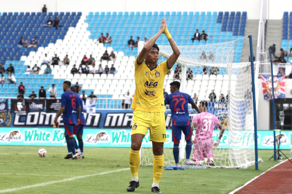 Pemain Persik Kediri Vava Mario Zagalo selebrasi usai mencetak gol ke gawang Arema FC pada laga pekan ke-32 Liga 1 2024-2025 di Stadion Kanjuruhan Kepanjen, Kabupaten Malang, Minggu (11/5/2025) sore.