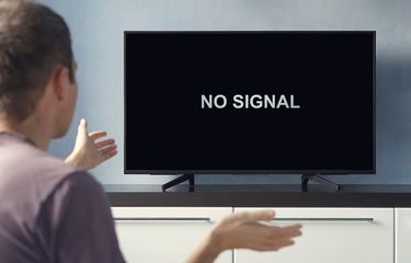 Ilustrasi TV yang masih memiliki kendala sinyal meski telah berganti ke STB.