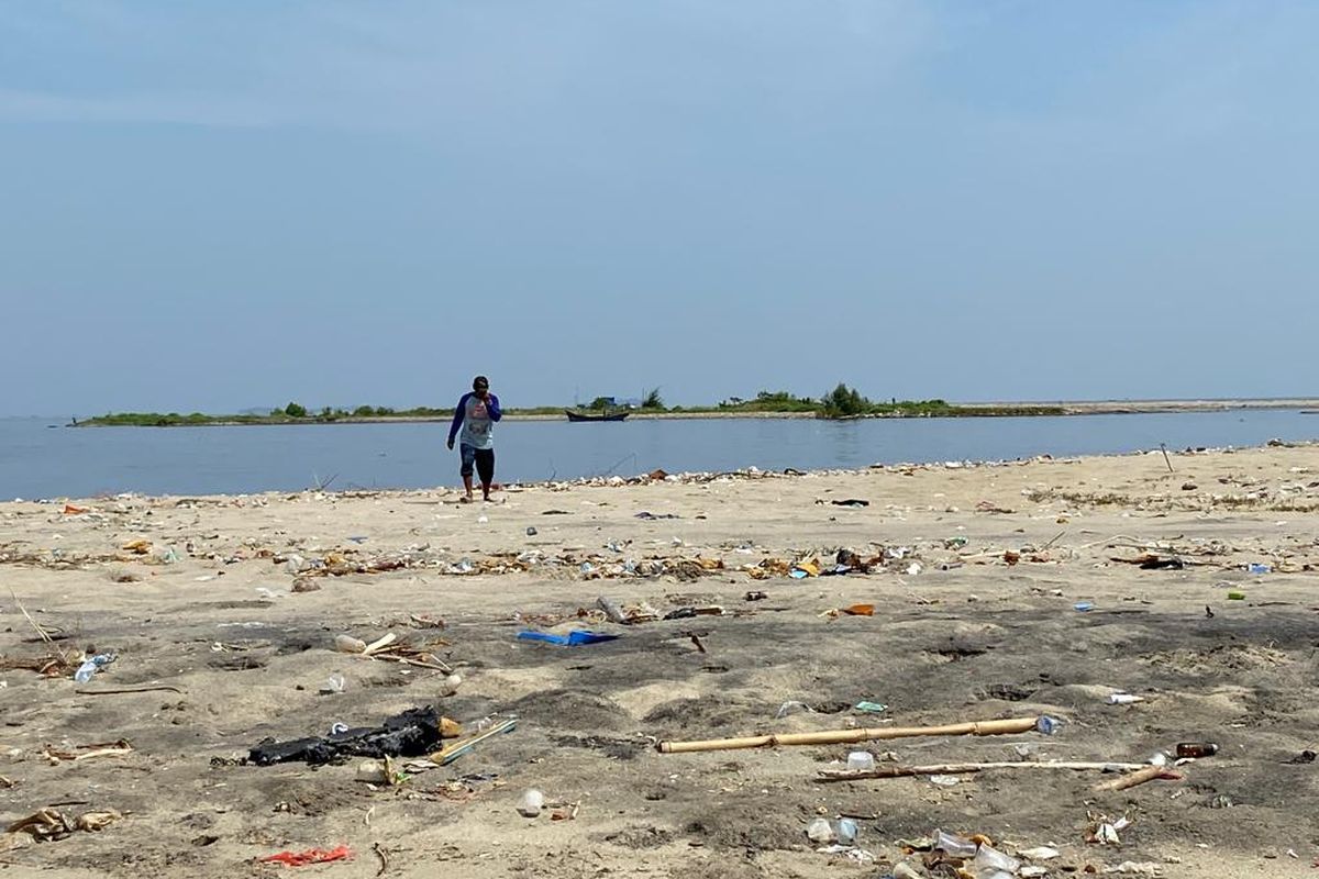 Kondisi kawasan hasil reklamasi Pulau G saat dikunjungi pada Senin (26/9/2022). Apabila nanti pembangunan sudah rampung dilakukan, nelayan di Pelabuhan Muara Angke, Jakarta Utara meminta agar diprioritaskan supaya bisa menempati pulau tersebut. 