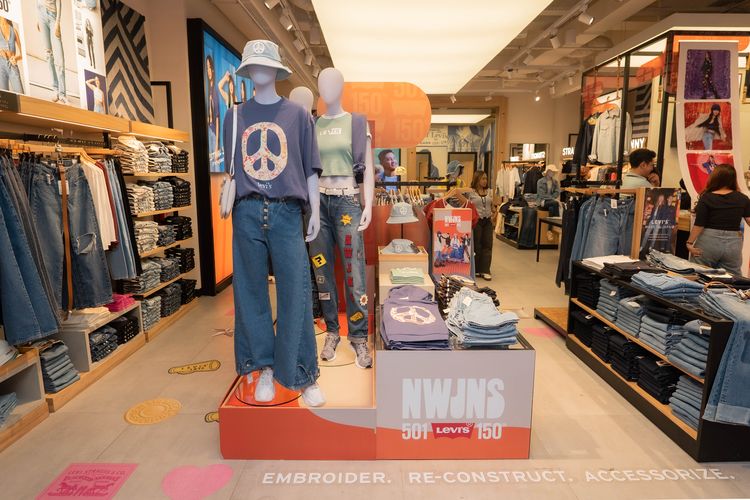Levi's dan NewJeans mengajak para penggemar mengekspresikan gaya mereka lewat busana dengan mengkustomisasi celana jeans Levi's 501 
