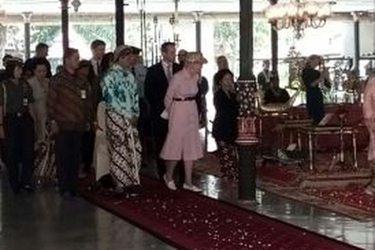 didampingi Sri Sultan HB X dan permaisuri GKR Hemas, Ratu Denmark Margrethe II serta rombongan menyempatkan diri berjalan melihat-lihat pameran pusaka