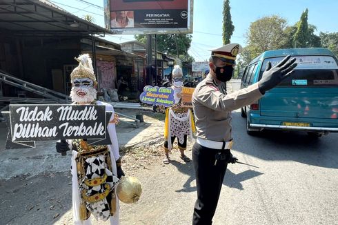 Antisipasi Pemudik Terobos Pos Penyekatan, Polres Blitar Dibantu Wayang Orang