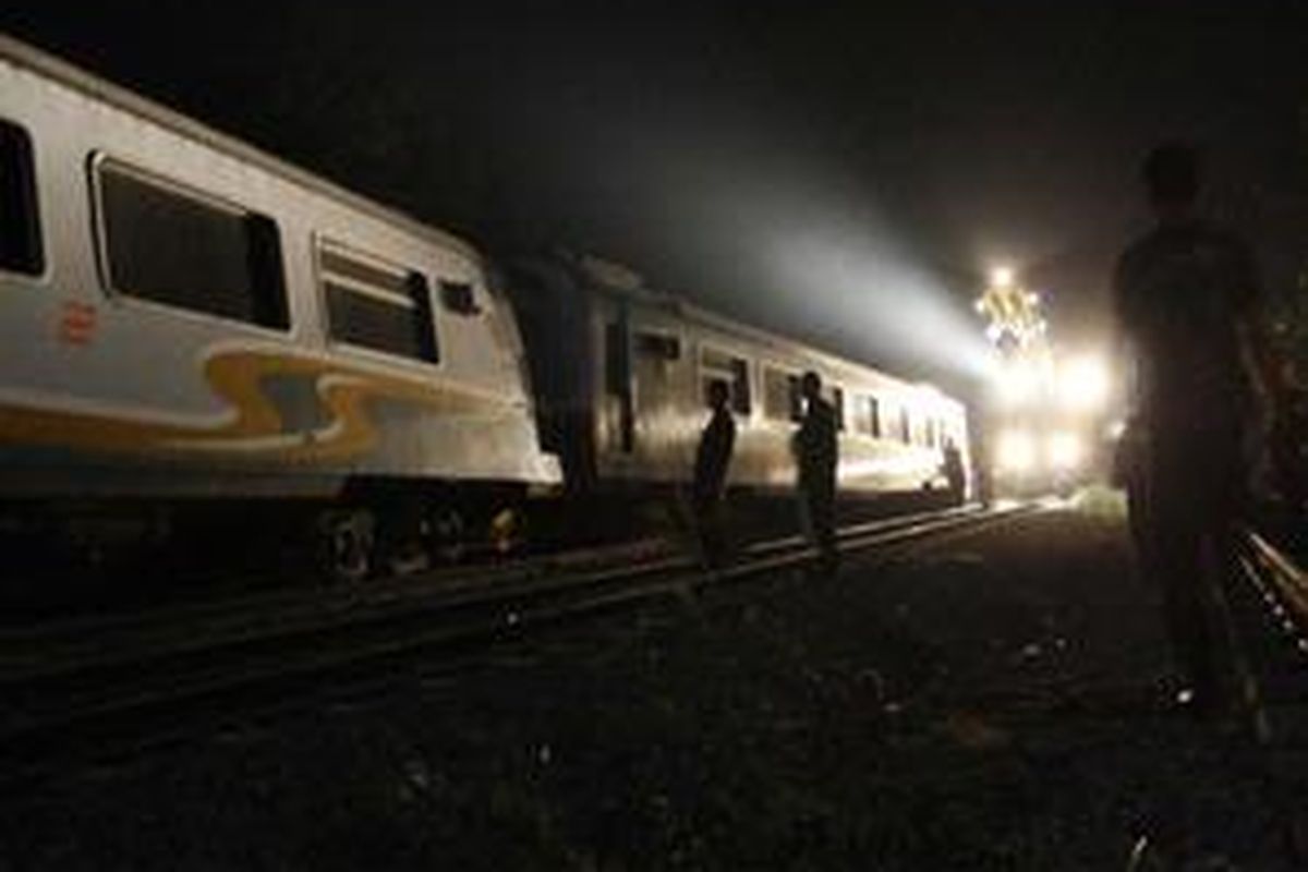 KA Argo Jati jurusan Cirebon-Jakarta anjlok di Desa Jatirasa, Kecamatan Patokbeusi, Subang, Jawa Barat, Rabu sekitar pukul 15.30. Hingga pukul 21.30 KA itu belum bisa dievakuasi.