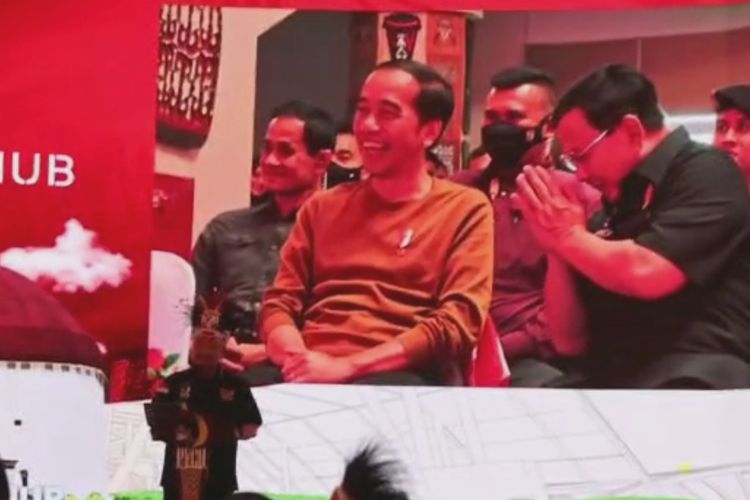 Menteri Pertahanan Prabowo Subianto sembah ke arah Presiden Joko Widodo saat menghadiri peresmian Papua Youth Creative Hub di Jayapura pada Selasa (21/3/2023).