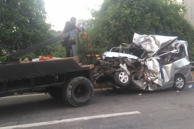 Mobil milik Andri (35) pria yang selamat dalam kecelakaan beruntun di Ancol, Pademangan, Jakarta Utara pada Selasa (16/10/2019) sore