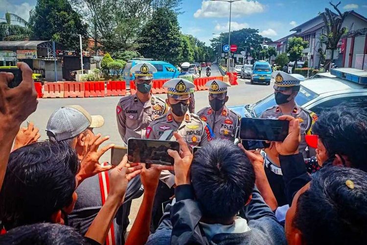 Viral video polisi bantu pemotor ganti rugi kerusakan mobil pakai uang pribadi