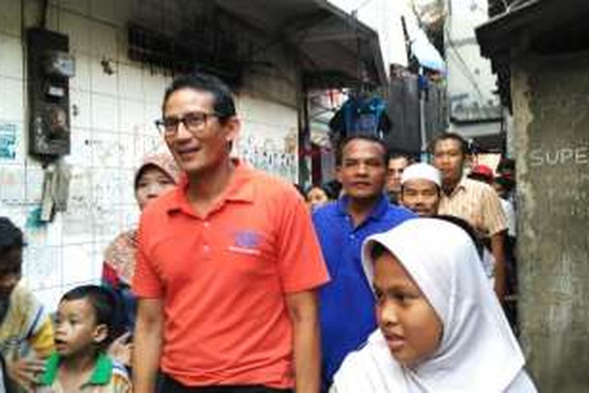 Bakal calon gubernur DKI Jakarta, Sandiaga Uno, mengunjungi permukiman warga di Kelurahan Kali Anyar, Tambora, Jakarta Barat, Selasa (9/8/2016).
