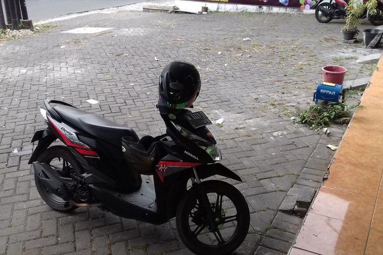 Suasana TKP pencurian tong sampah oleh pengendara mobil BMW di Jalan Kalpataru, Kota Malang, Jumat (19/7/2019)