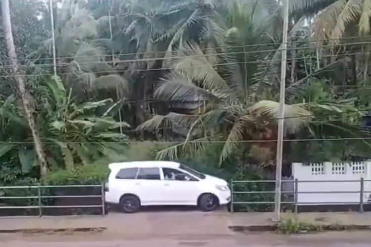 Tangkapan layar dari video yang viral di media sosial menunjukkan mobil Toyota Innova di India berhasil keluar parkiran super sempit.