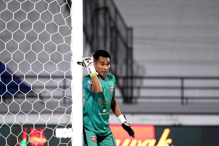 Penjaga gawang Borneo FC Angga Saputra saat pertandingan pekan ke 30 Liga 1 2021-2022 melawan Persija Jakarta yang berakhir dengan skor 1-2 di Stadion Kapten I Wayan Dipta Gianyar, Kamis (10/3/2022) malam.