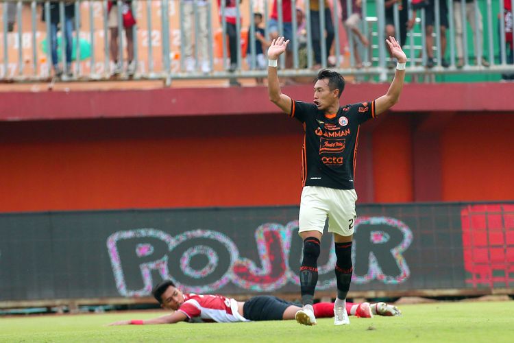 Pemain Persija Jakarta Hansamu Yama usai menjatuhkan pemain Madura United saat pertandingan pekan ke-27 Liga 1 2022-2023 yang berakhir dengan skor 0-0 di Stadion Gelora Ratu Pamelingan Pamekasan, Minggu (26/2/2023) sore.