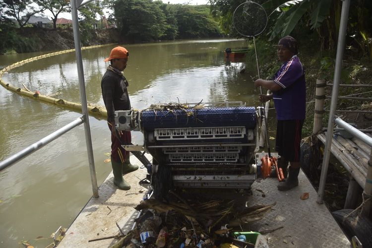 Petugas pembersih sungai menaikan sampah ke perahu see hamster, Rabu (17/11/2021).