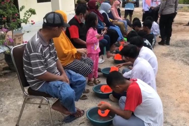 9 pelajar di Balikpapan yang kedapatan pesta miras oplosan dihukum basuh kaki orang tuanya.