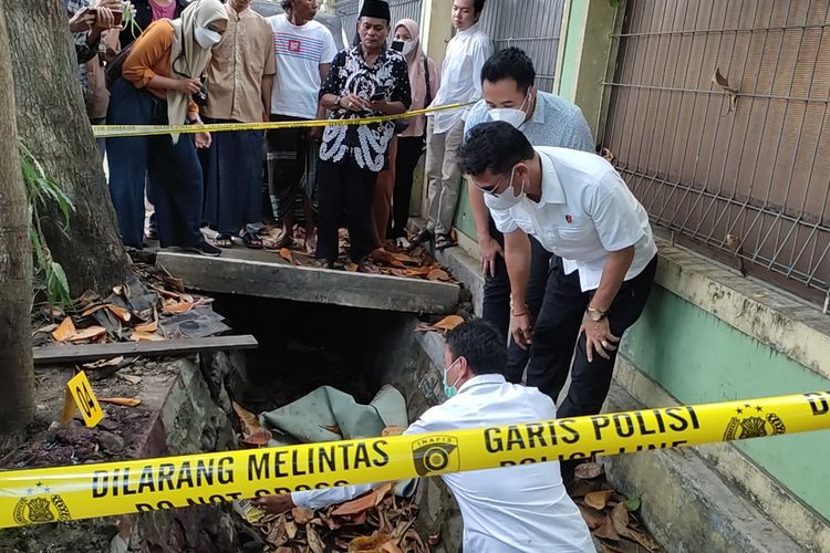 suasana olah TKP kasus pembunuhan yang dilakukan ODGJ di Mataram