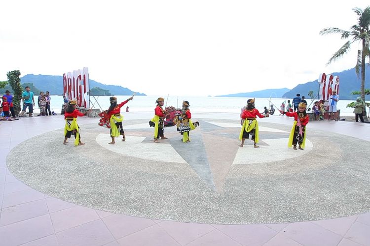 Anak-anak menari kesenian khas Trenggalek Jaranan Turangga Yakso, di Panggung 360 Pantai Prigi, Kecamatan Watulimo.

